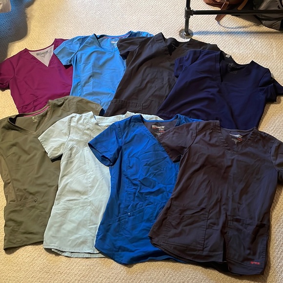 Bundle of 8 scrub tops - Picture 1 of 9